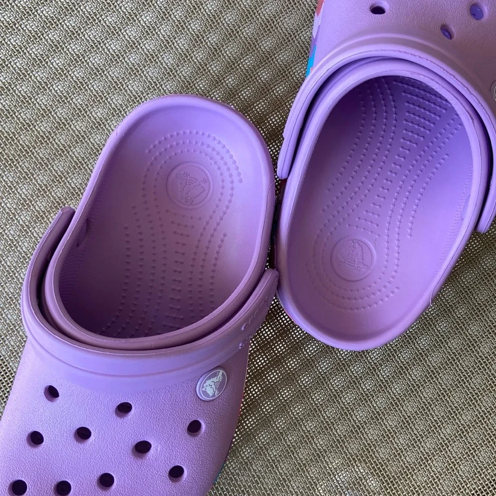 NWT CROCS (Sz-GS Kids/J1-2)Super Cute Purple Sandals w/Colorful Border Accent💜🩷